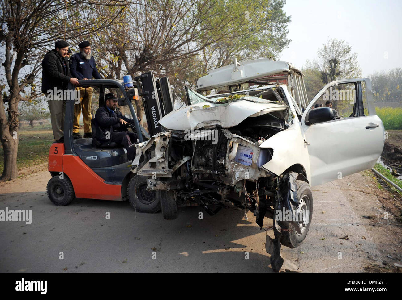 Des responsables de la sécurité se retrouvent au site et examiner l'épave d'un véhicule après neutralisation de bombes un blast sur Cheikh Muhammadi Road à Peshawar le lundi 16 décembre, 2013. Une explosion de Cheikh Muhammadi Road à Peshawar a tué quatre Bomb Disposal Unit (EDR) et gravement blessé une autre personne. Sous-inspecteur Abdul Haq, chef constable Imtiaz, Aminul Haq et leur chauffeur Kashif étaient parmi les personnes décédées. Les civils blessés a été identifié comme Nazaul Haq. Banque D'Images