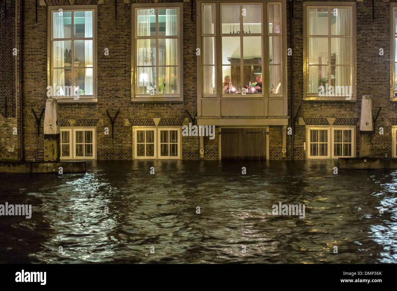 Dordrecht, Pays-Bas, le centre-ville historique dans l'inondation. Senior couple dîne au premier étage, tandis que le sous-sol est sous l'eau Banque D'Images