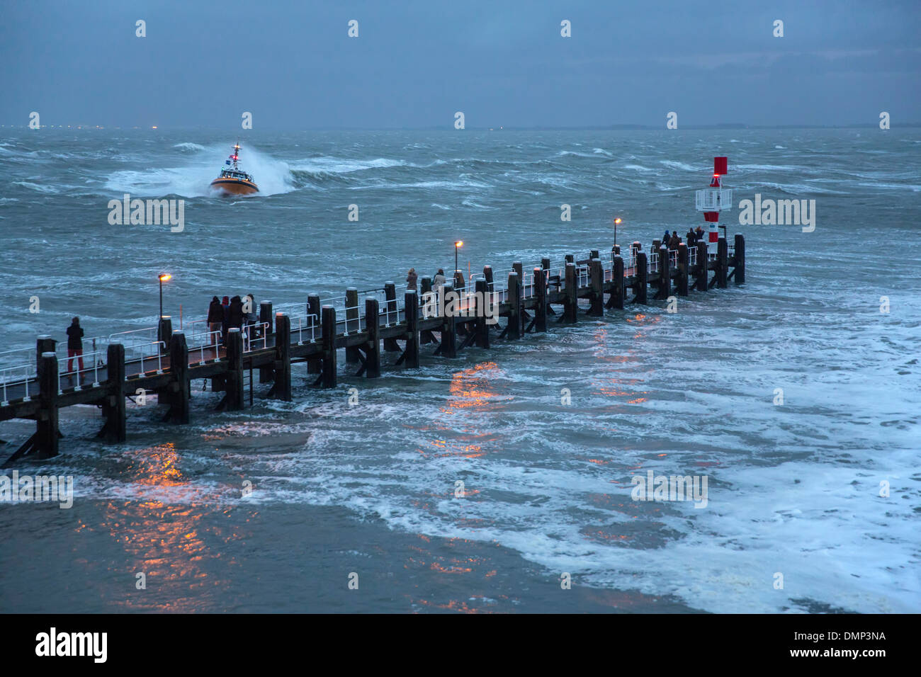Pays-bas, Vlissingen, bateau pilote de retourner à Harbour à partir de la mer pendant la tempête Banque D'Images