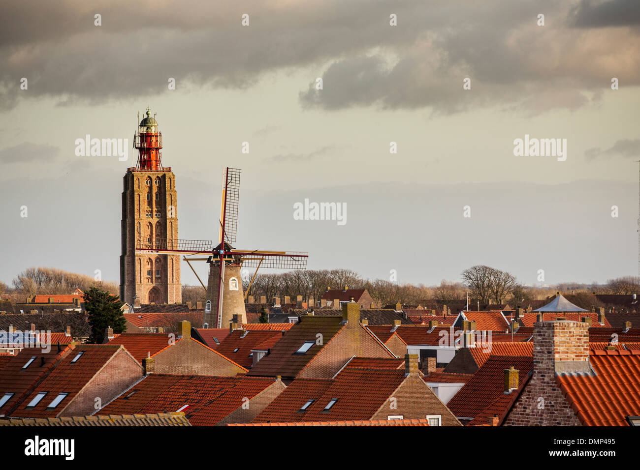 Pays-bas, Westkapelle, vue sur l'ancien clocher de l'église, maintenant light house, moulin à vent et du centre du village Banque D'Images