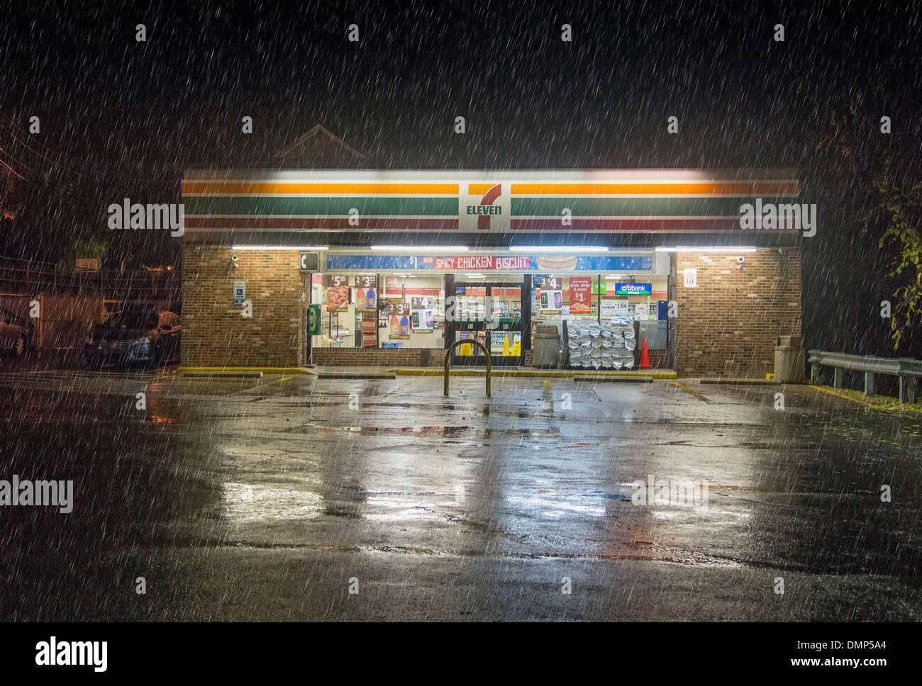 7-11 dépanneur dans la pluie de nuit Banque D'Images