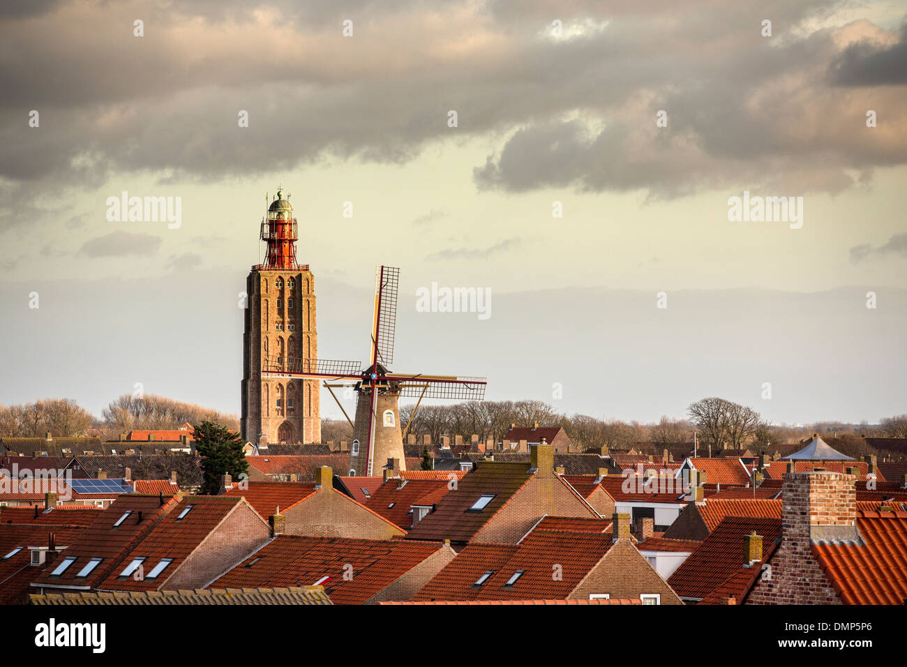 Pays-bas, Westkapelle, vue sur l'ancien clocher de l'église, maintenant light house, moulin à vent et du centre du village Banque D'Images