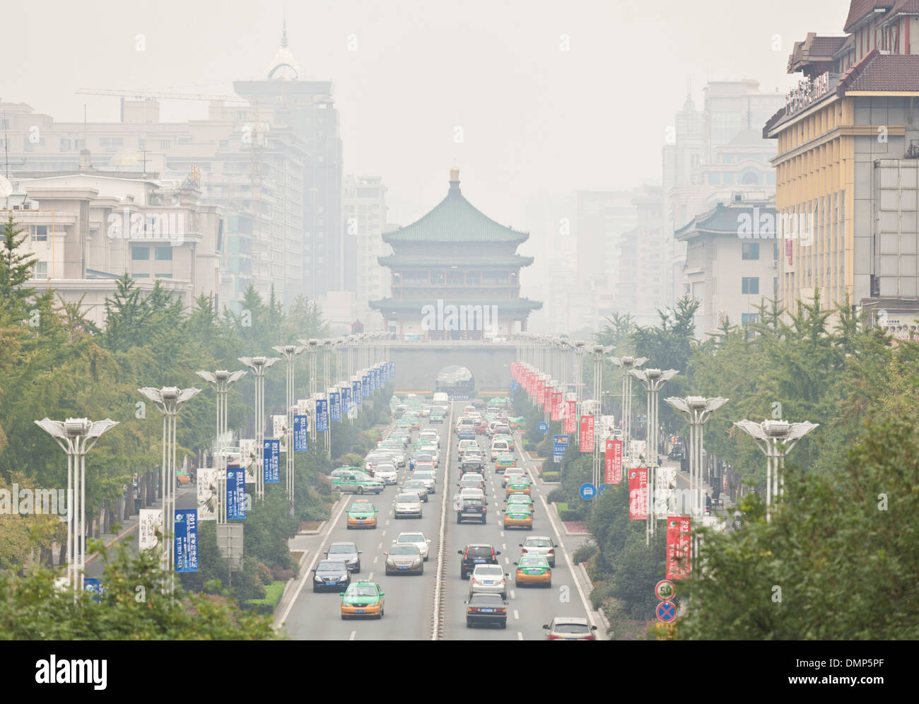 Bell Tower sur une chaude journée brumeuse du centre-ville de Xian dans la province du Shaanxi, Chine, République populaire de Chine, l'Asie Banque D'Images