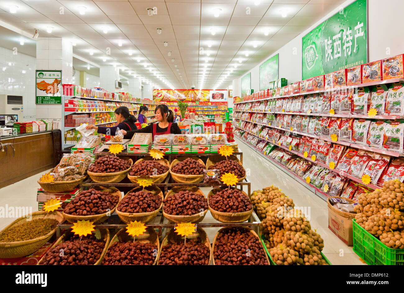 À l'intérieur d'un supermarché chinois alimentaires pour vente Xian dans la province du Shaanxi, Chine, République populaire de Chine, l'Asie Banque D'Images