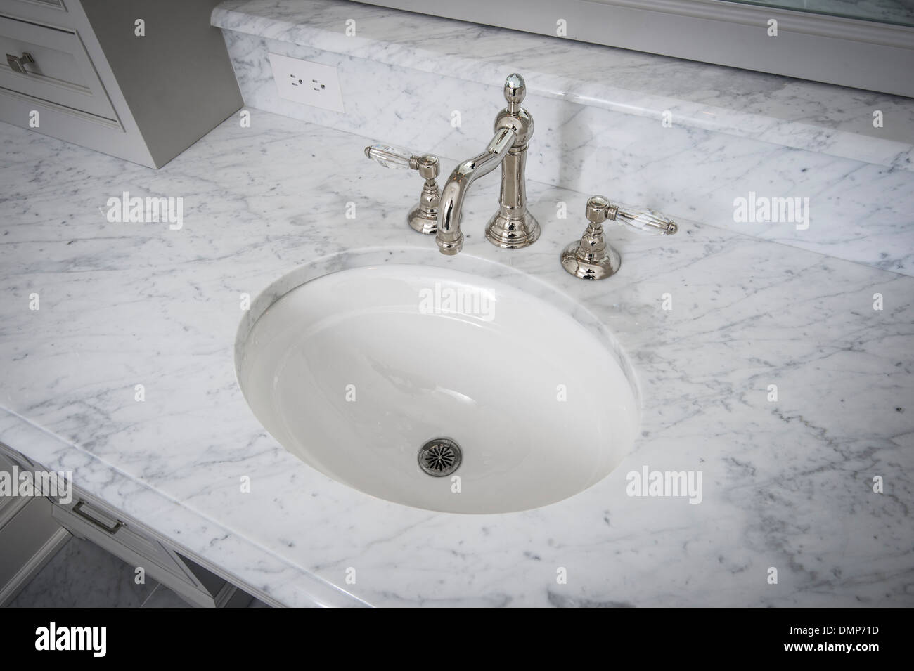Évier de salle de bains avec comptoir en marbre blanc Banque D'Images