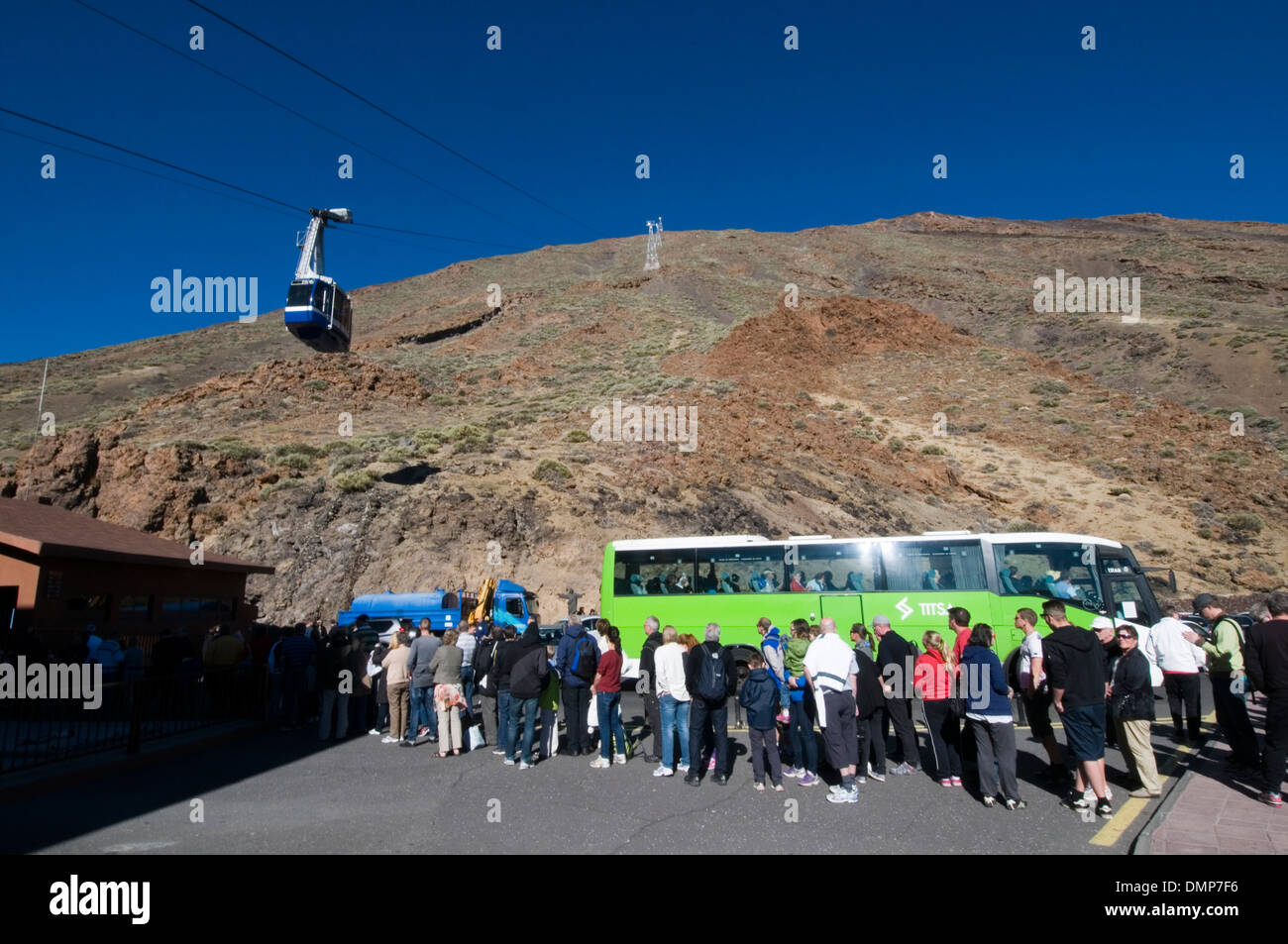 Le mont Teide téléphérique bus touristique bus touristique tenerife canaries îles canaries voitures tourisme sites touristiques voir t Banque D'Images