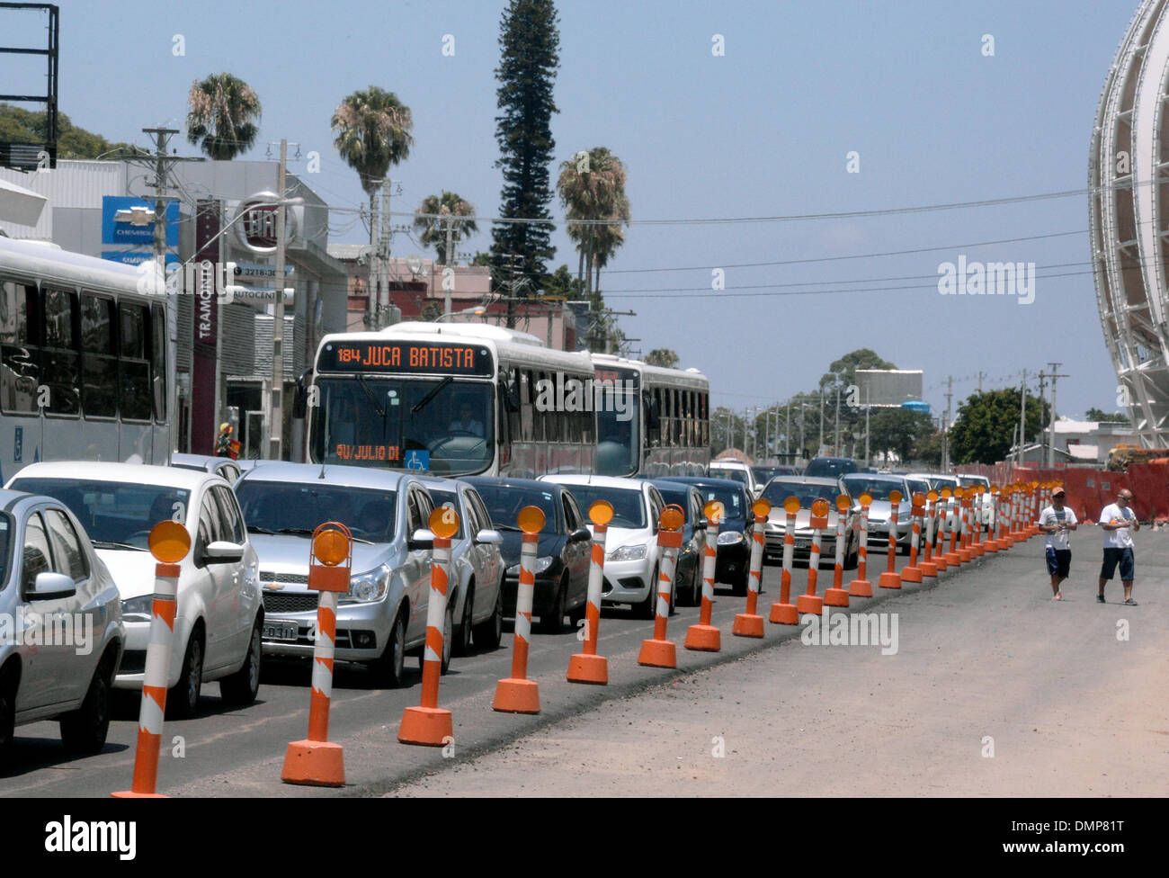 Porto Alegre, Brésil. Le 15 décembre, 2013. Les voitures sont bloqués dans une congestion du trafic à côté du stade presque achevé "Beira Rio Stadium" à Porto Alegre, Brésil, le 15 décembre 2013. Photo : Marcus Brandt/dpa/Alamy Live News Banque D'Images