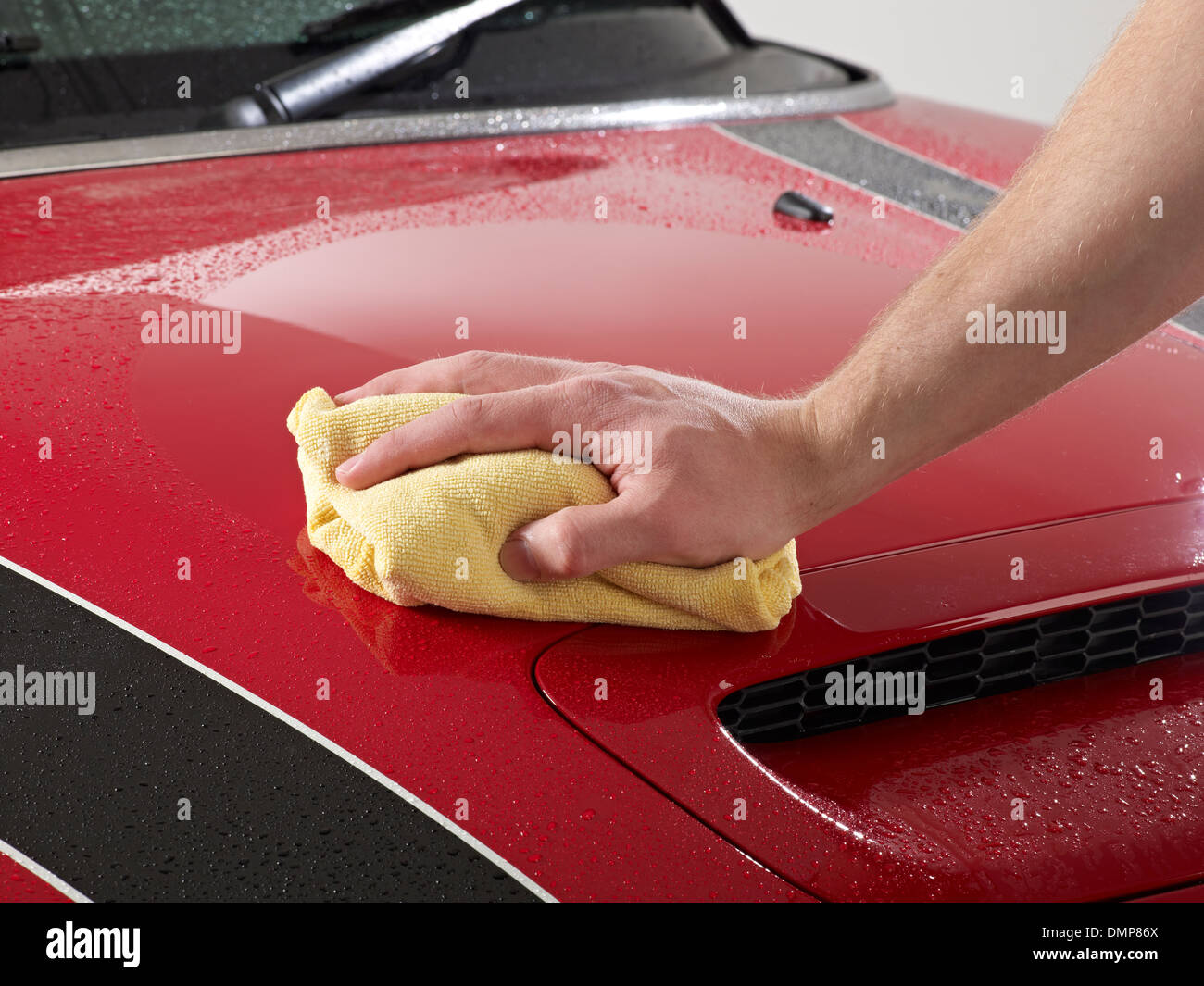 Chiffon de nettoyage séchage voiture mains-bras eau humide Banque D'Images