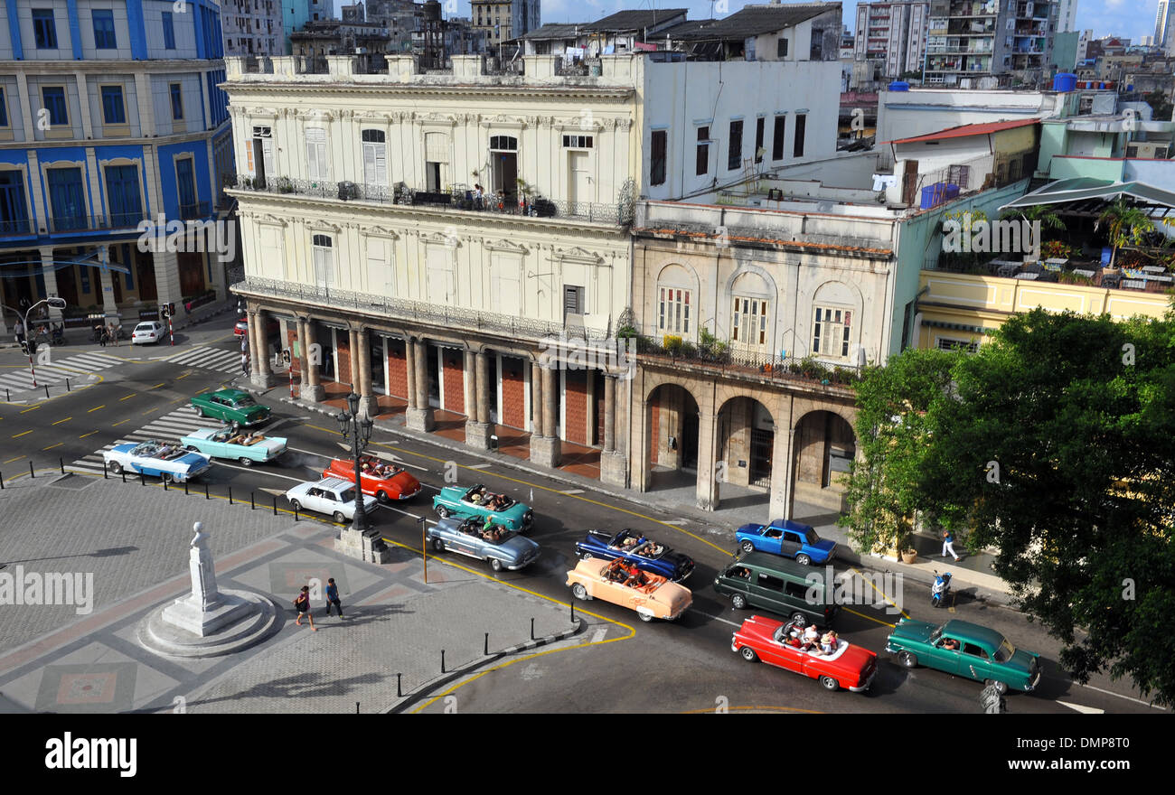 Vieilles voitures américaines dans les rues de La Havane, Cuba Banque D'Images