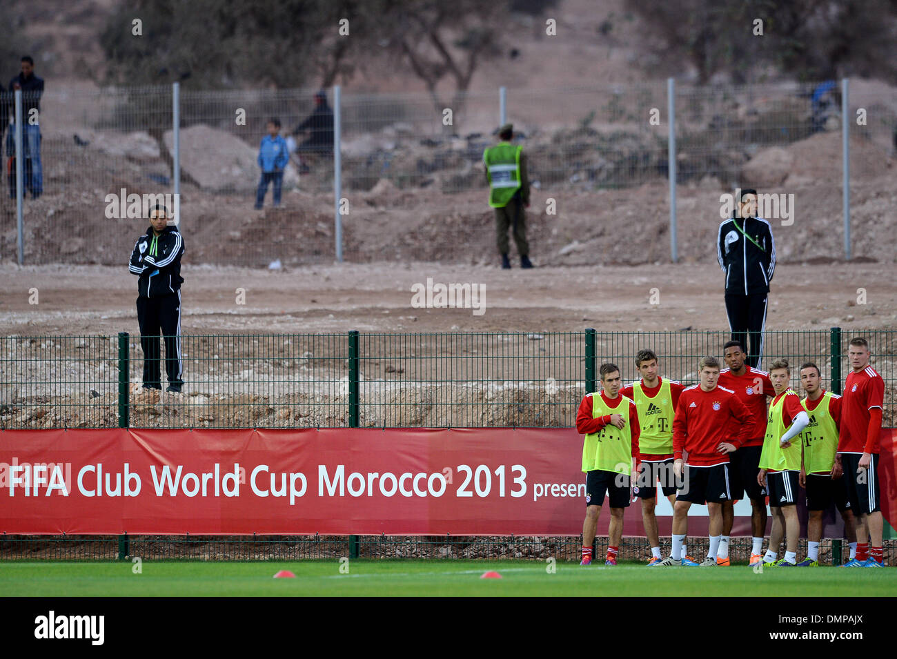 Agadir, Maroc. 14Th Dec 2013. Philipp Lahm de Munich (L-R), Thomas Mueller, Toni Kroos, Jerome Boateng, Mitchell Weiser, Mario Goetze et attaquant Lukas Raeder train avec leurs coéquipiers à Agadir, Maroc, 16 décembre 2013. Bayern Munich jouera un match de demi-finale de la Coupe du Monde des Clubs de la FIFA à Agadir le 17 décembre 2013. Photo : DAVID EBENER/dpa/Alamy Live News Banque D'Images
