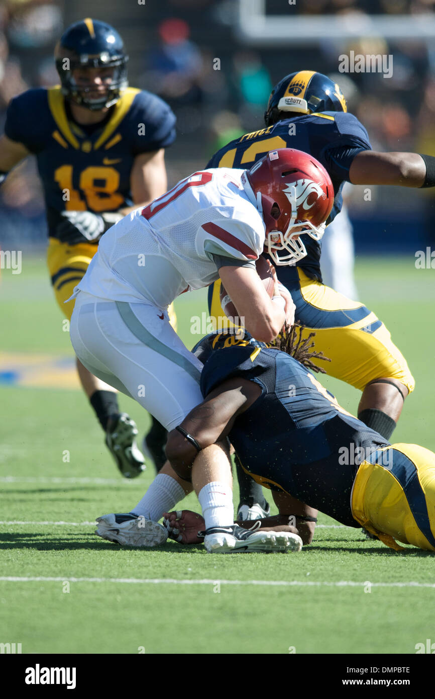 24 octobre 2009 - Berkeley, Californie, États-Unis - 24 octobre 2009 : Cal hauts de secondeur Eddie Young diminue l'État de Washington freshman quarterback Jeff Tuel durant la NCAA match entre l'Université de l'État de Washington et l'Université de Californie à Berkeley dans Memorial Stadium, CA. (Crédit Image : © Matt Cohen/ZUMApress.com) Southcreek/mondial Banque D'Images