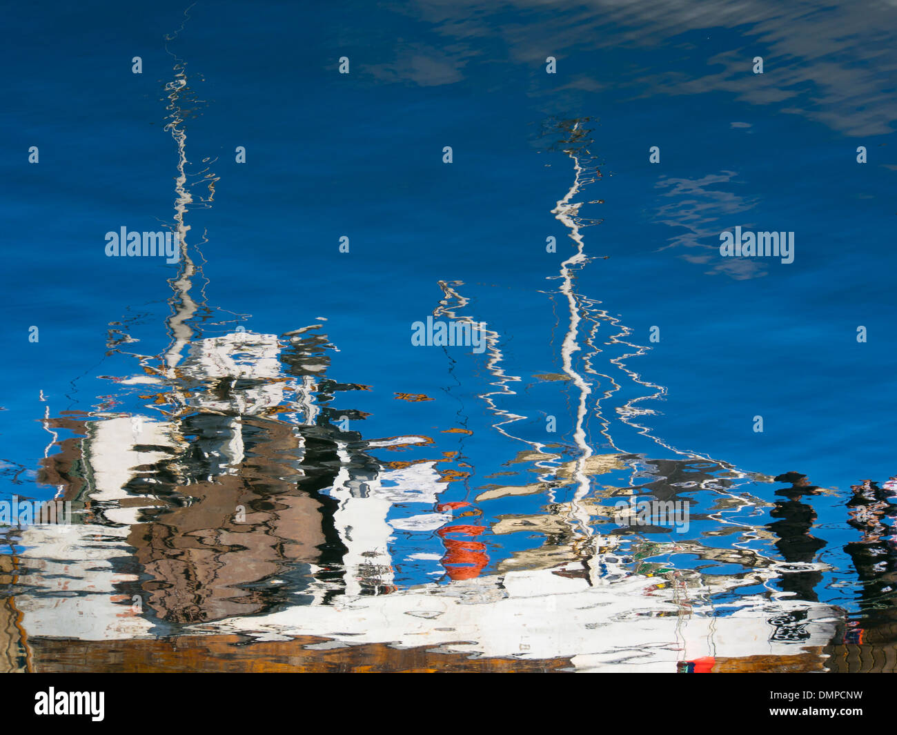 La réflexion d'un bateau de pêche dans un cadre calme, bleu fjord d'été en Norvège Banque D'Images