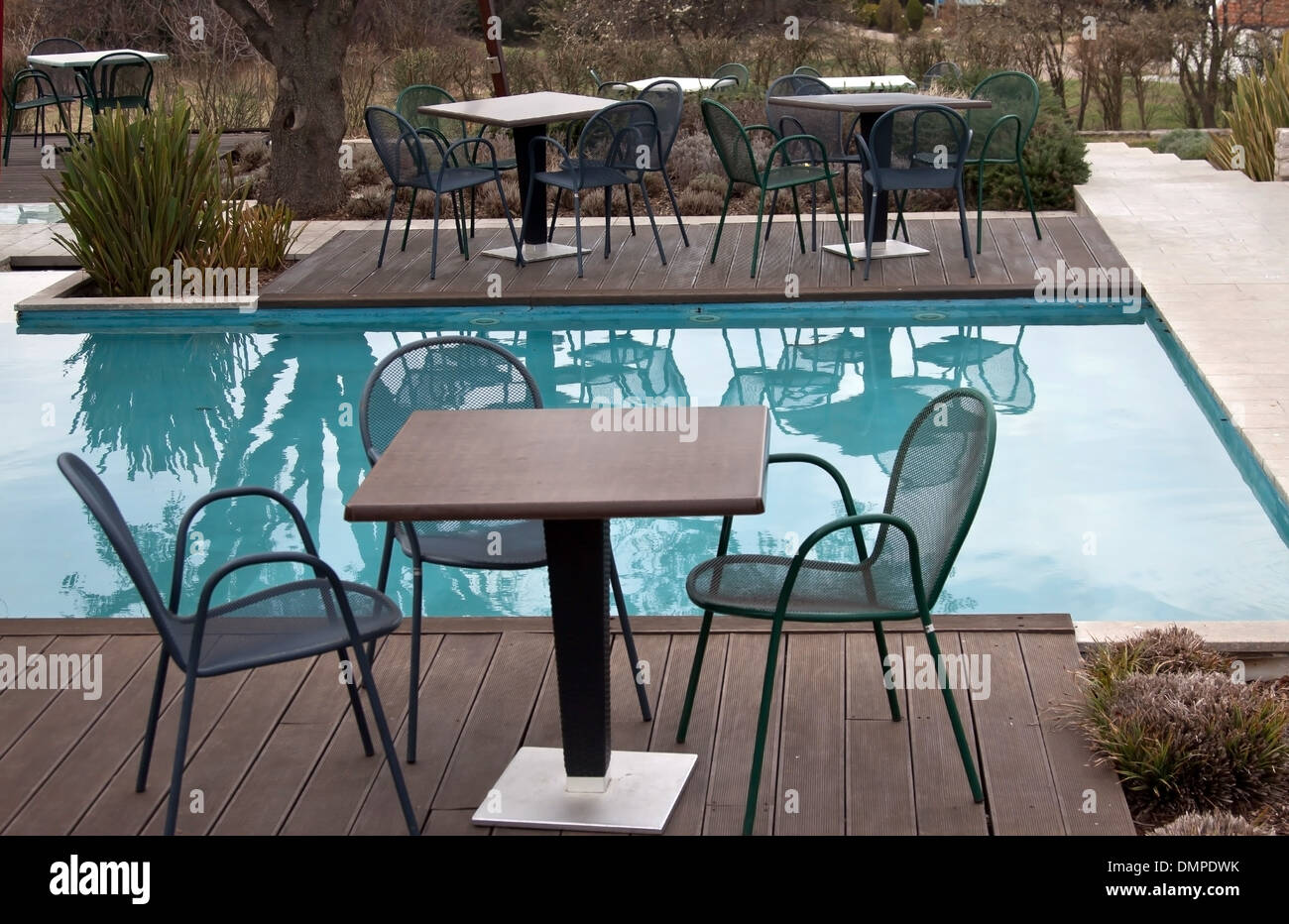 Café-bar élégant avec piscine au début du printemps Banque D'Images