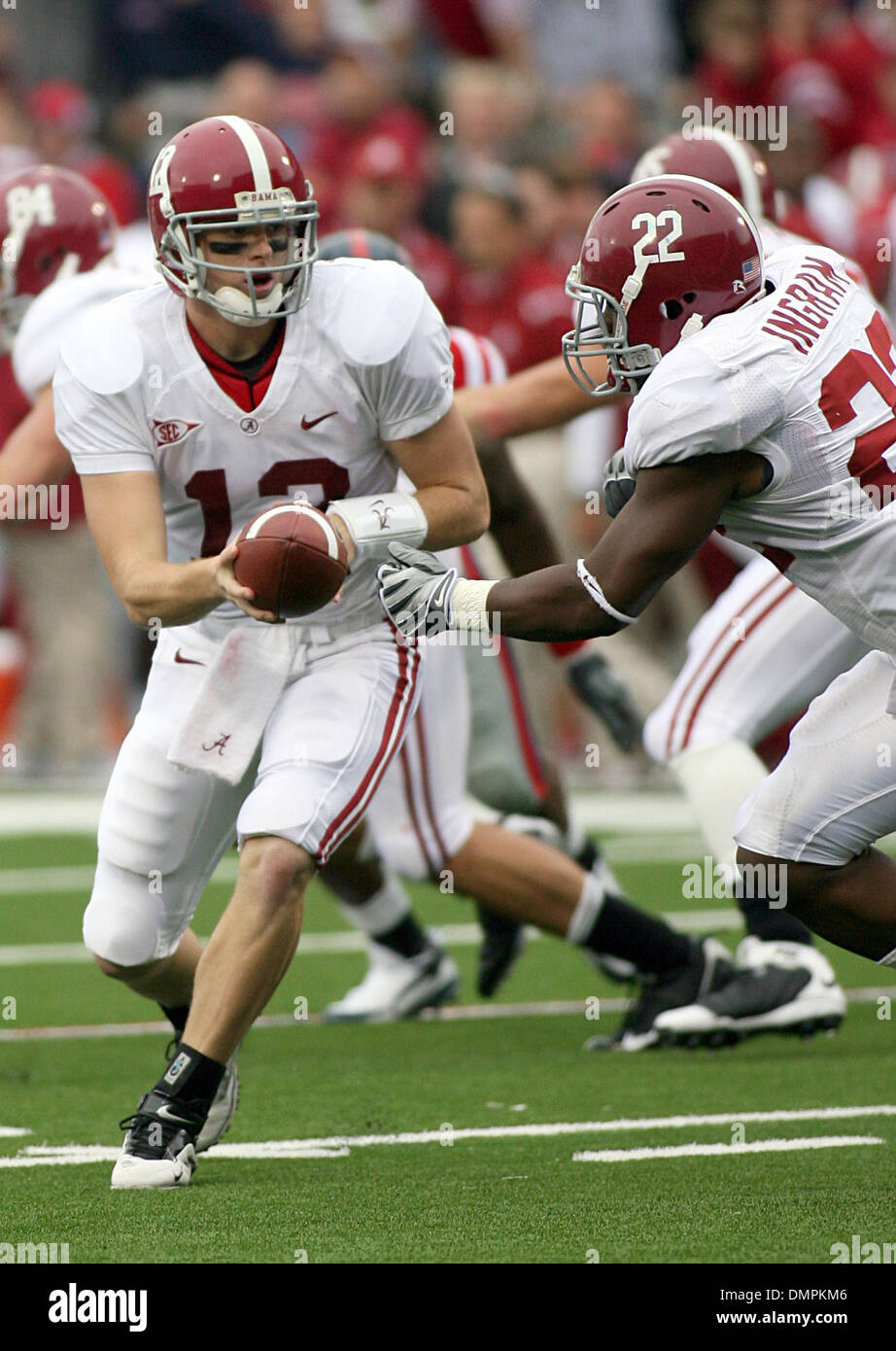 10 octobre 2009 - Oxford, Mississippi, États-Unis - 10 octobre 2009 : New York QB Greg mcElroy (12) les mains hors de RB MArk Ingram (22) au cours de l'action de jeu. L'Alabama Crimson Tide a défait les rebelles Ole Miss 22 - 3 à Vaught/Hemingway Stadium à Oxford MS. (Crédit Image : © Epicéa Derden/ZUMApress.com) Southcreek/mondial Banque D'Images