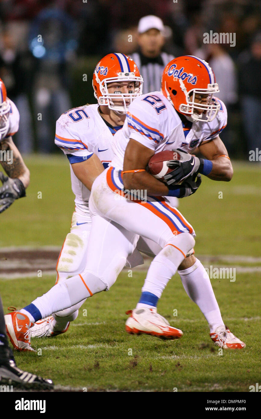 24 octobre 2009 - STARKVILLE, Mississippi, États-Unis - 24 octobre 2009 : Tim Tebow (15) les mains hors de Major Wright (21)au cours de la première moitié action dans le jeu entre le Mississippi State Bulldogs hébergeant les Gators de la Floride. Les Gators de Floride mènent à la moitié 13-10. (Crédit Image : © Epicéa Derden/ZUMApress.com) Southcreek/mondial Banque D'Images