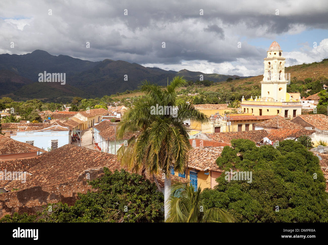 Cuba Trinidad vue sur l'horizon, y compris la tour de l'église du couvent saint François d'Asisi, Trinidad, Cuba Caraïbes Amérique Latine Banque D'Images