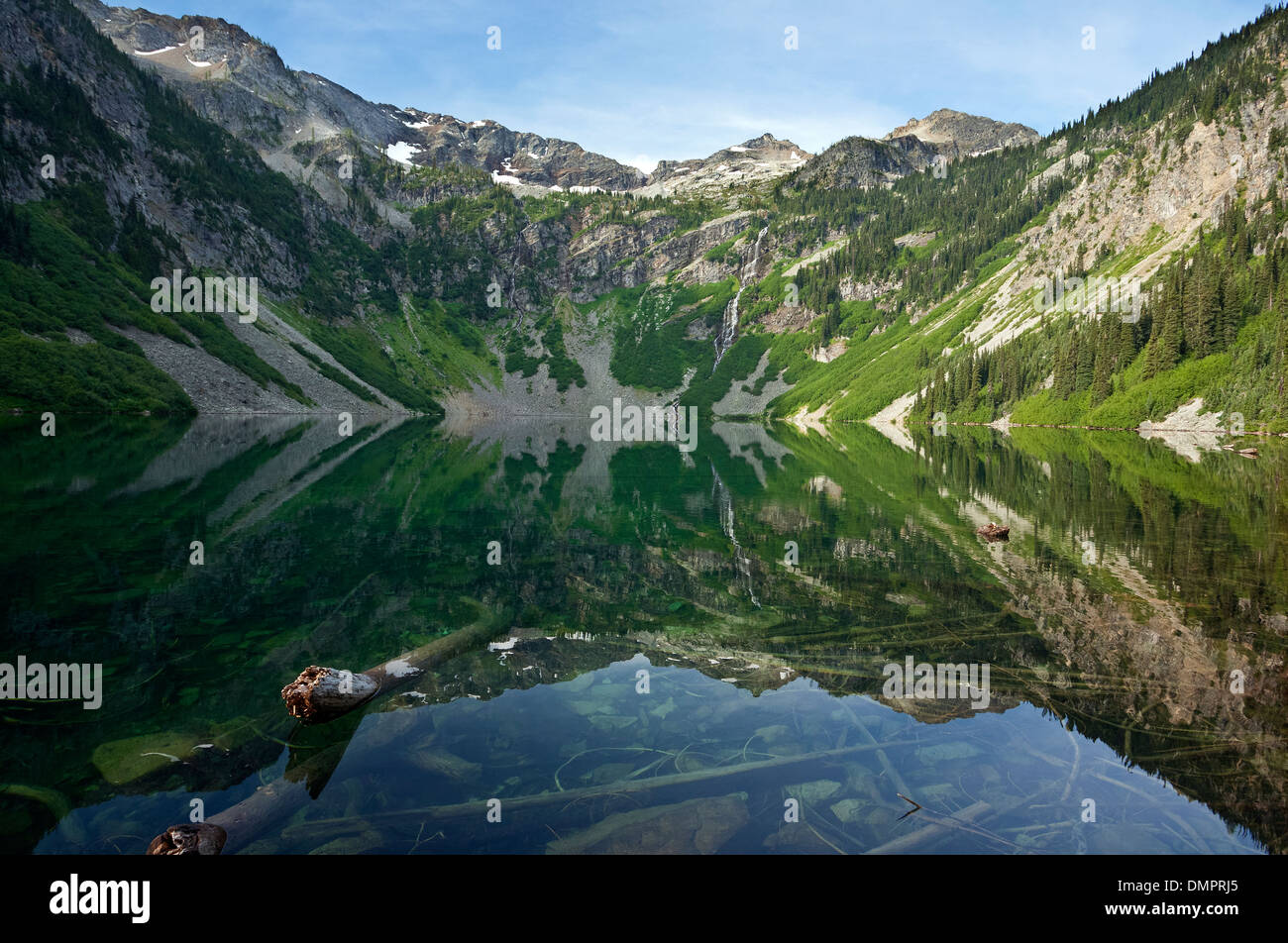 WASHINGTON - Rainy Lake, situé près de Rainy Pass, sur l'US Highway 20 dans le Nord Cascades. Banque D'Images