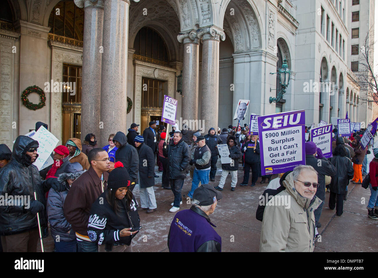 Detroit, Michigan - 16 décembre 2013 - Des centaines d'employés de l'état du Michigan piqueté l'office d'État pour protester contre la construction de l'état de la demande de réduction de leur assurance-santé pendant la négociation des nouvelles conventions collectives. Ils notent que l'Etat a un budget excédentaire et a donné son haut fonctionnaires de l'investissement soulève de jusqu'à 90 %. Crédit : Jim West/Alamy Live News Banque D'Images