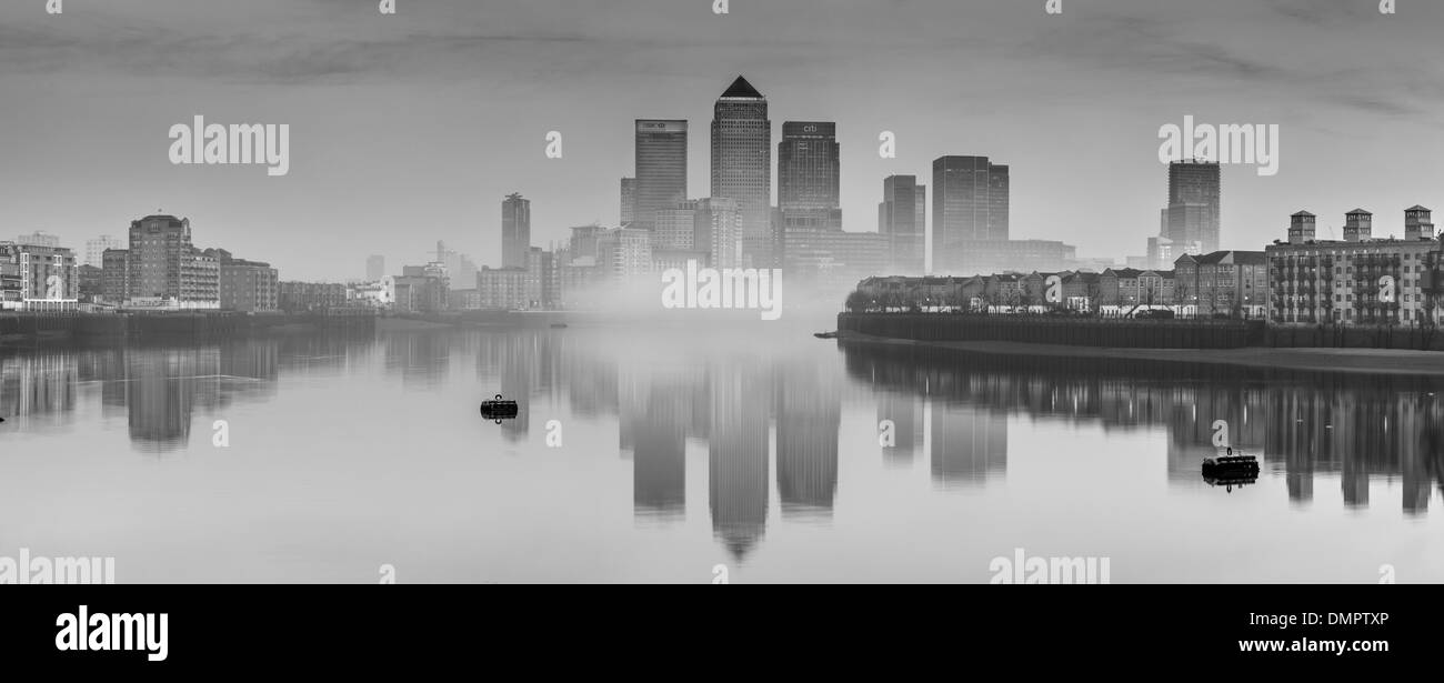 Le quartier financier de Canary Wharf à travers le brouillard, Londres, Angleterre Banque D'Images