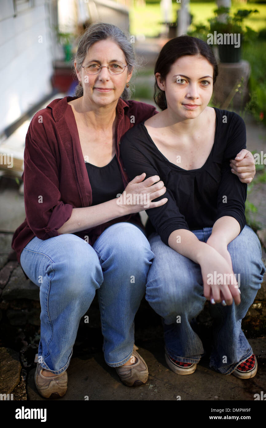 Une mère et sa fille s'asseoir, mère fille ouverte, donc moins d'attente sur le porche pour dîner, ses pâturages à changer. Banque D'Images