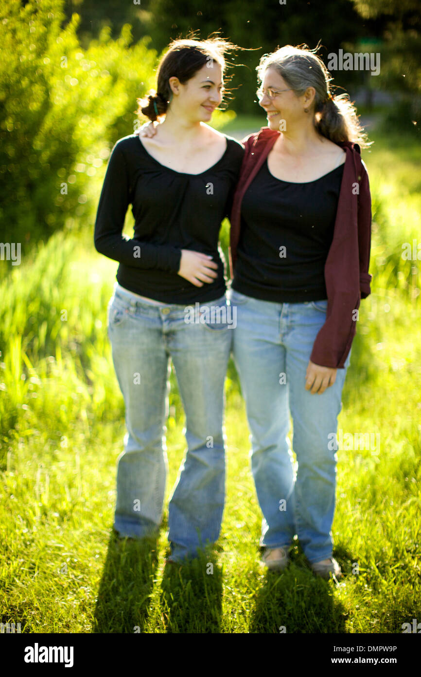 Vous voyez où elle l'obtient à partir de la chambre ! Fille lumineux partage un moment avec sa mère rayonnante, l'amour n'a pas de plus grand bond. Banque D'Images