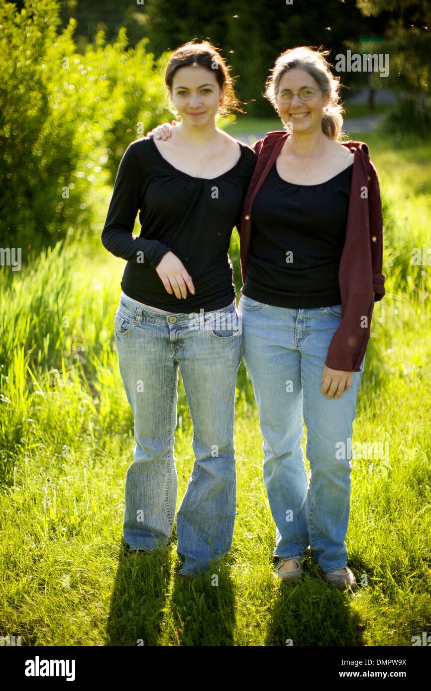 50 quelque chose de mère et fille ado quelque chose de déclarer une trêve pour assez de temps pour prendre une photo avant d'être bientôt de retour sur Banque D'Images