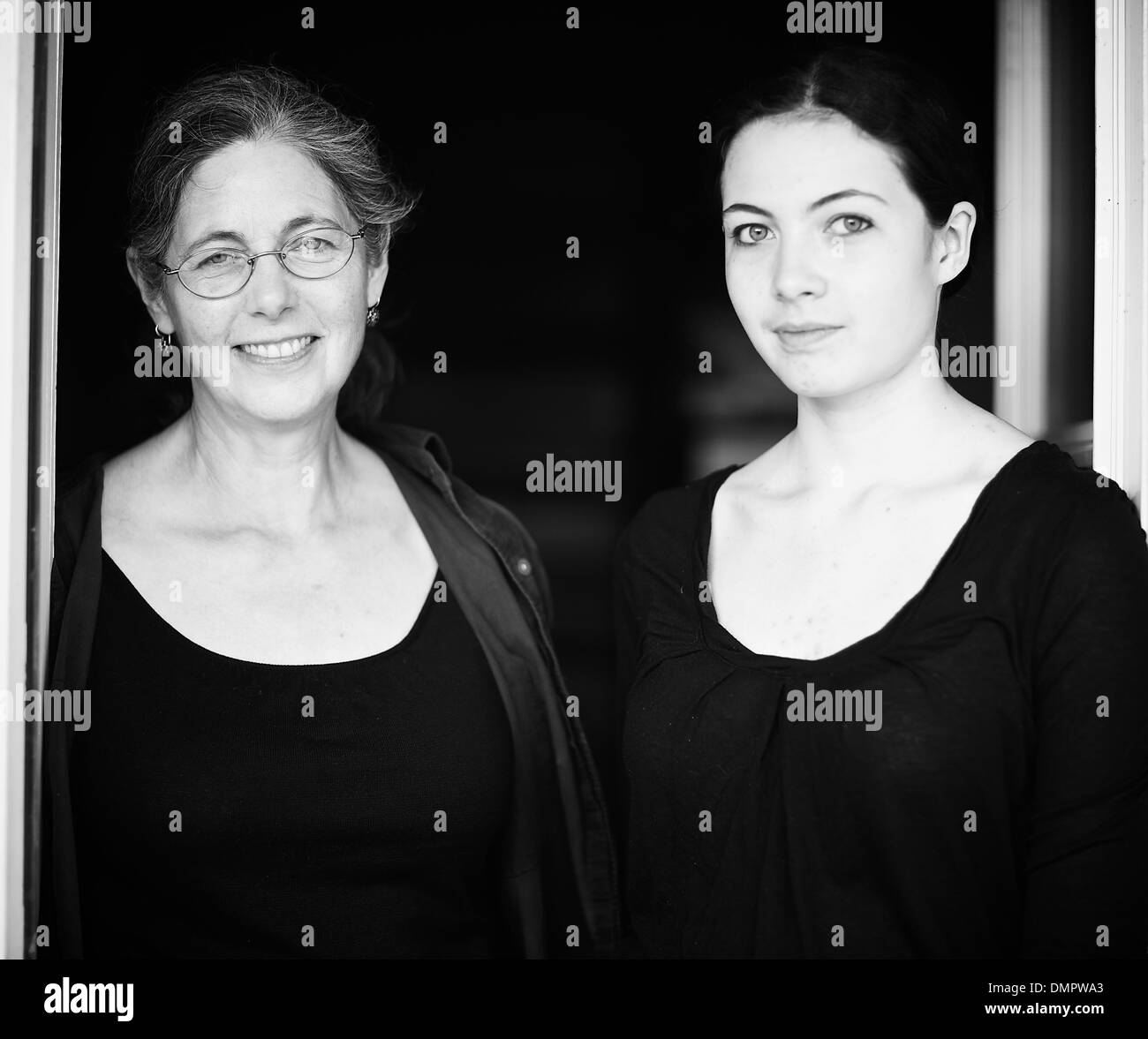 Comme la mère comme fille dans cette étude horizontale en contrastes. Cinquante quelque chose mère et fille de l'adolescence tardive vivre en harmonie Banque D'Images