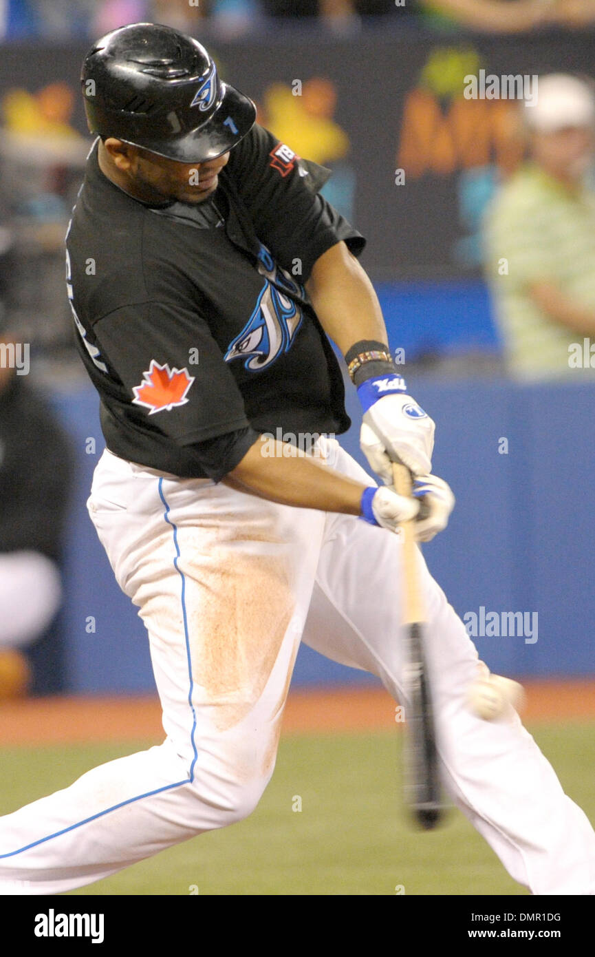 Septembre 27, 2009 - Toronto, Ontario, Canada - 26 septembre 2009 : Blue Jays de Toronto de troisième but Edwin Encarnacion (7) est perçu au cours d'une oscillation à la batte de geai bleu 5-4 victoire sur les navigateurs au Centre Rogers de Toronto, ON (crédit Image : © Adrian Gauthier/ZUMApress.com) Southcreek/mondial Banque D'Images