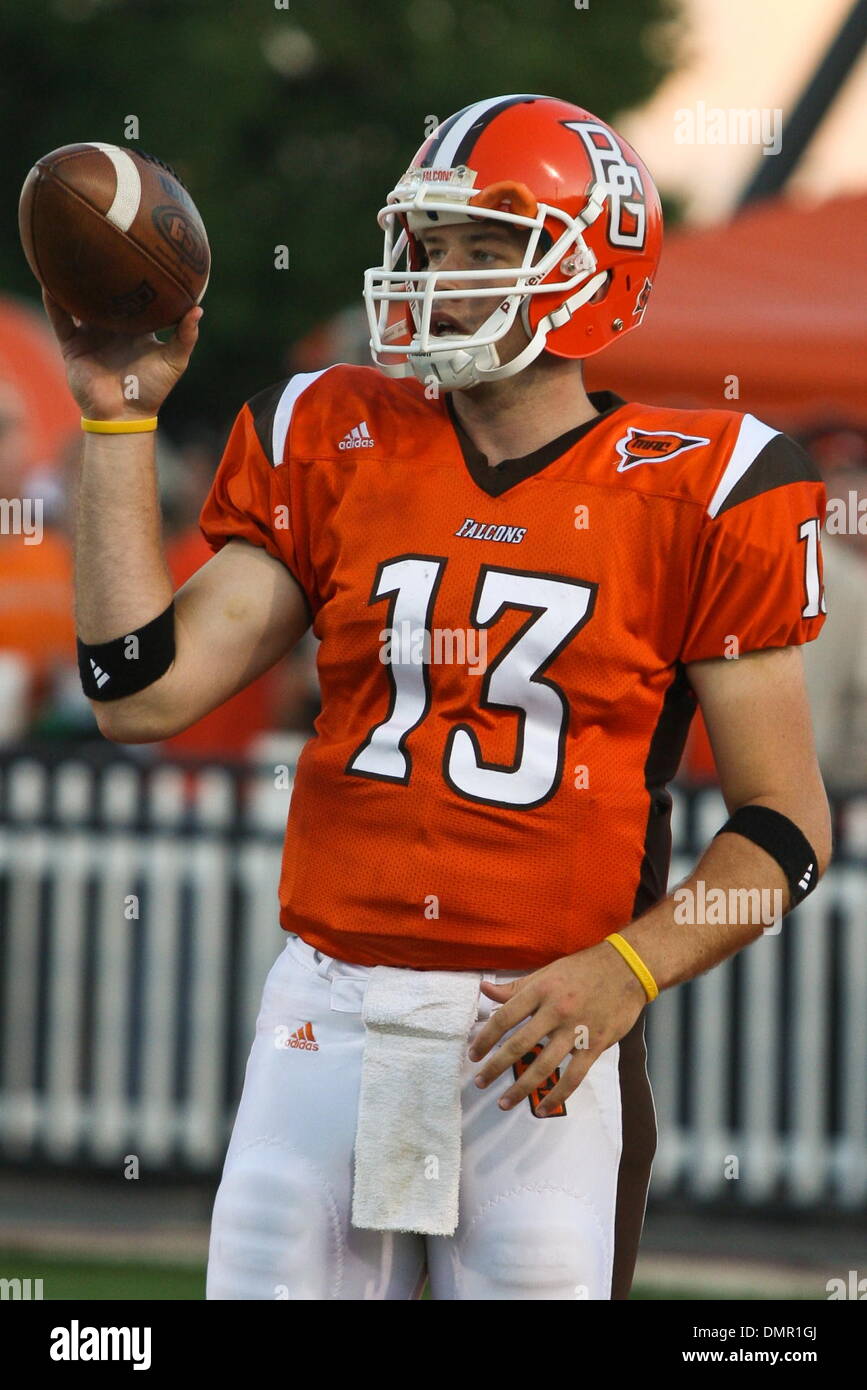 Bowling Green quarterback Tyler Sheehan (13) se réchauffe avant le début du jeu. Boise State University, de la Western Athletic Conference, à Bowling Green State University, de la Mid-American Conference, au stade Doyt Perry à Bowling Green, Ohio. Boise State défait 49-14 Bowling Green. (Crédit Image : © Scott Grau/ZUMApress.com) Southcreek/mondial Banque D'Images