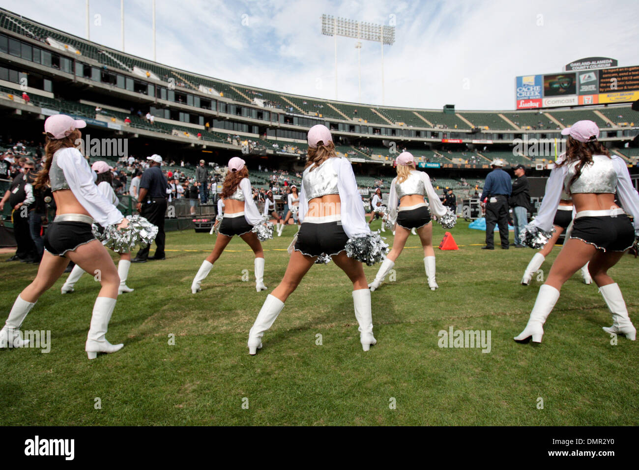 18 oct., 2009 - Oakland, Californie, États-Unis - 18 octobre 2009 : La danse au cours de l'action jeu Raiderettes le dimanche à l'Oakland Coliseum à Oakland, Californie l'Oakland Raiders défait les Philadelphia Eagles 13-9. (Crédit Image : © Konsta Goumenidis ZUMApress.com)/global/Southcreek Banque D'Images