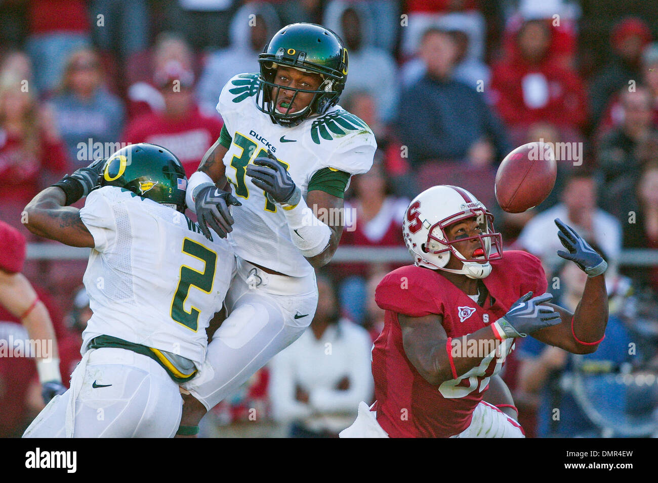Oregon Ducks Talmadge évoluait Jackson III (37) de Murrieta, Californie casse vers le haut du col contre Cardinaux Stanford le receveur Chris Owusu (81) de Westlake Village, en Californie au cours de l'action de jeu, samedi au stade de Stanford, Foster Field. Le Stanford Cardinaux battre les Oregon Ducks 51-42. (Crédit Image : © Konsta Goumenidis ZUMApress.com)/global/Southcreek Banque D'Images