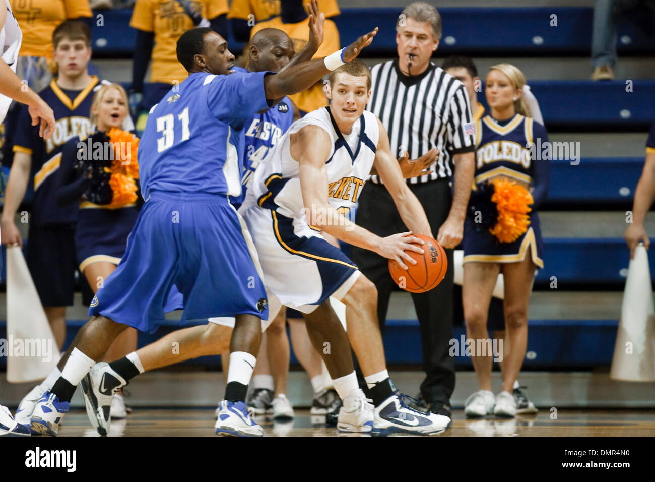 Toledo guard Jake Barnett (30) a l'air de passer comme l'Est de l'Illinois guard T.J. Marion (31) défend l'action au cours du jeu. L'Est de l'Illinois a défait Toledo 72-62 dans le match d'ouverture pour les deux équipes à Savage Arena sur le campus de l'Université de Toledo Toledo, Ohio. (Crédit Image : © Scott Grau/ZUMApress.com) Southcreek/mondial Banque D'Images