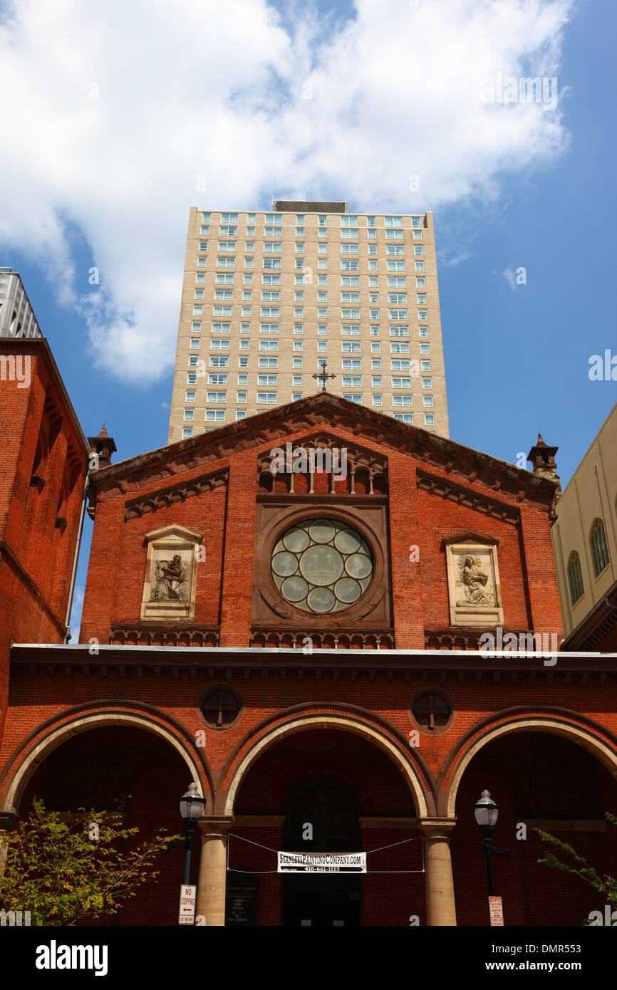 St Paul's Protestant Episcopal Church / Old Paul's Church and Embassy Suites Baltimore Downtown Hotel, Baltimore, Maryland, États-Unis Banque D'Images