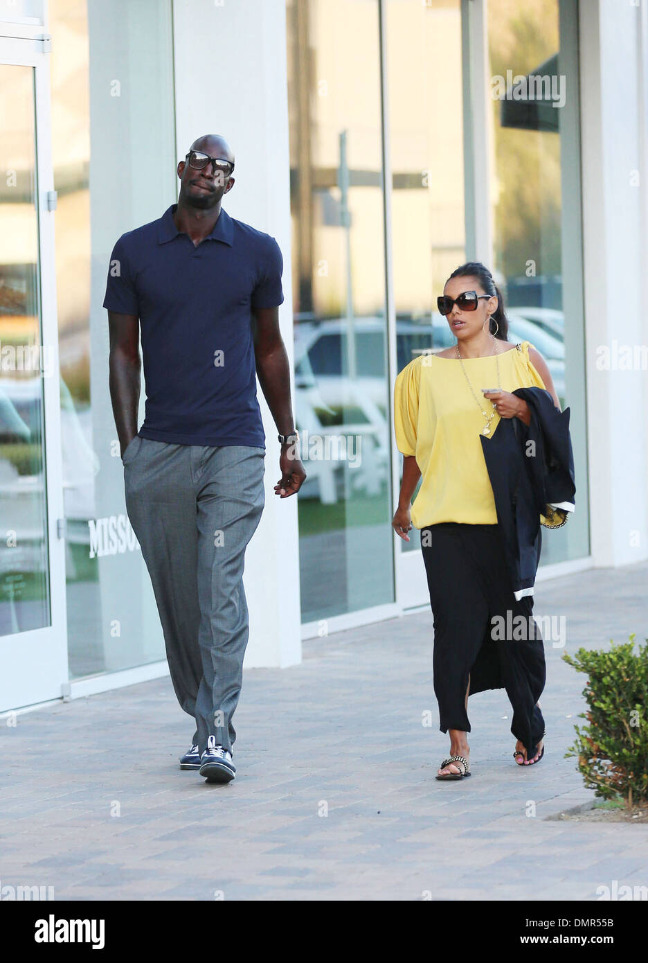 Centre de Boston Celtics Kevin Garnett promenades autour de Malibu Country Mart avec son épouse Brandi Padilla Los Angeles California - Banque D'Images