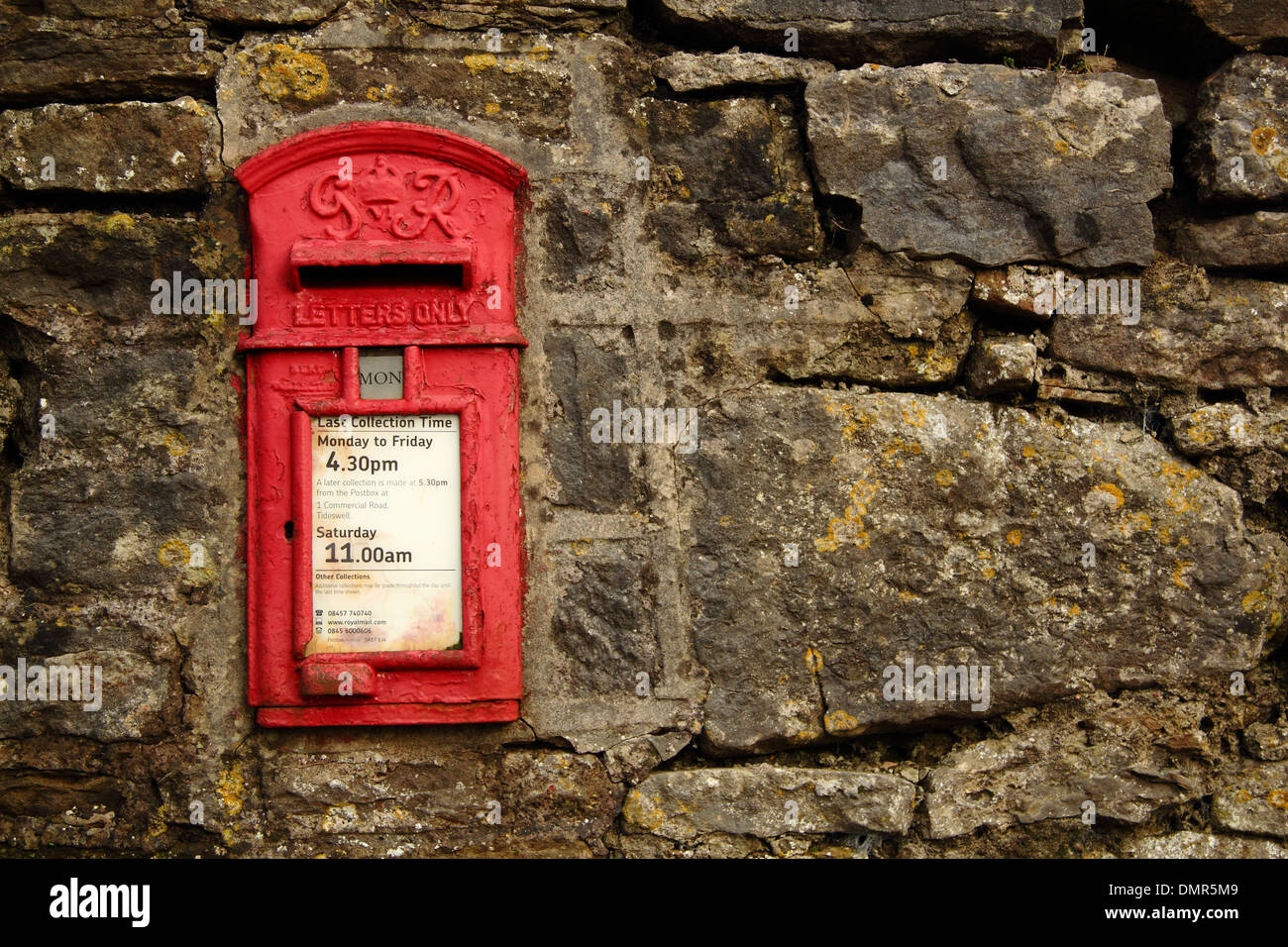 Le roi George VI postbox ensemble en mur de pierres sèches dans Grindlow ; un village éloigné dans le Derbyshire Peak District National Park, Royaume-Uni. Banque D'Images