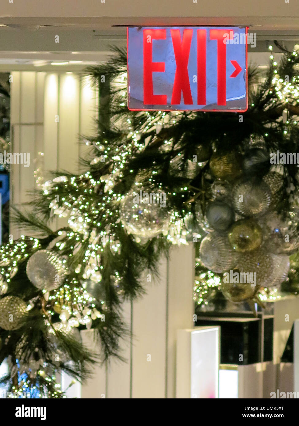 Enseigne de sortie du magasin avec des décorations de Noël en arrière-plan, NYC Banque D'Images