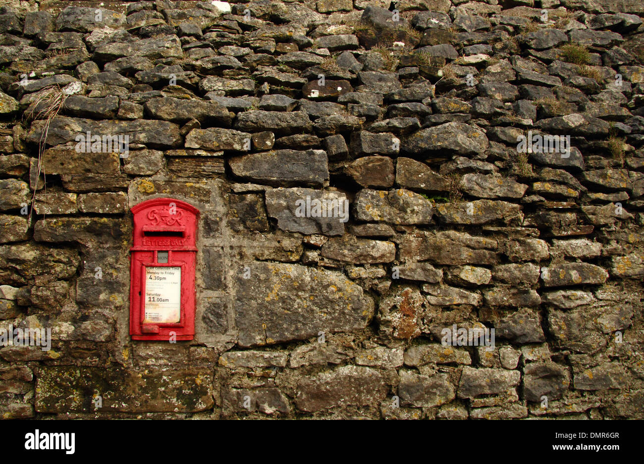 Le roi George VI postbox ensemble en mur de pierres sèches dans Grindlow ; un village éloigné dans le Derbyshire Peak District National Park, Royaume-Uni. Banque D'Images