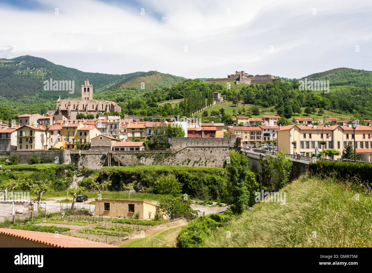 Vue du Fort Lagarde et l'église en Prats de Mollo la Preste, Languedoc Roussillon, France, Europe. Banque D'Images