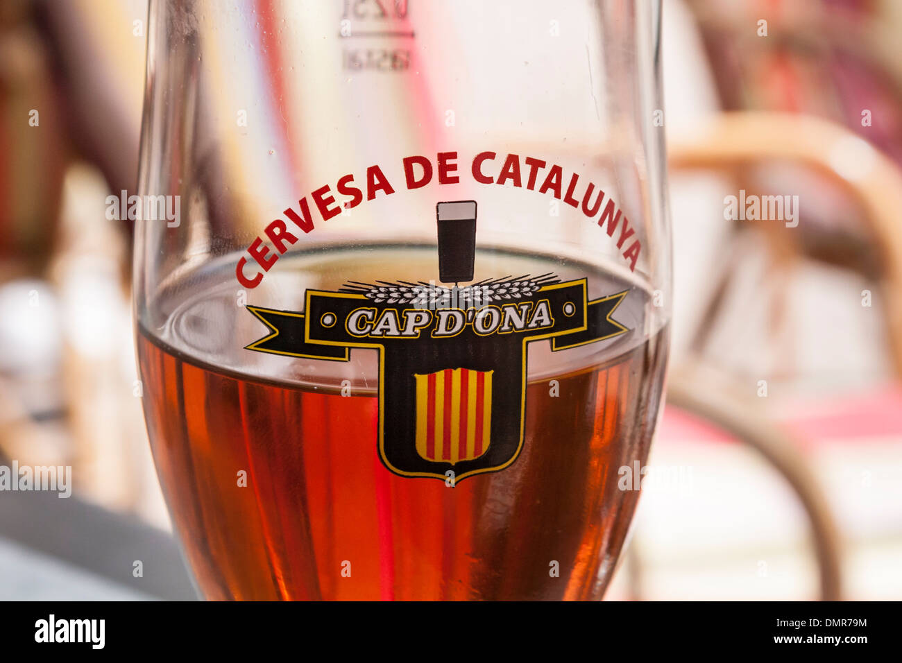 Verre à moitié vide du Catalan de la bière. Banque D'Images