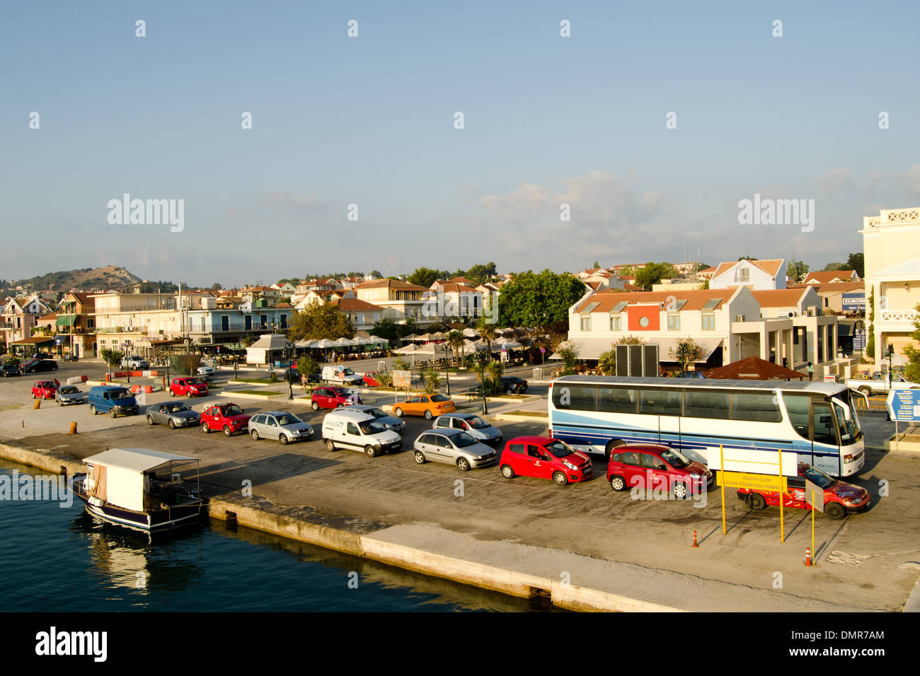 Voitures en attente d'embarquement sur le ferry de Lixouri à Argostoli, Kefalonia, Grèce Banque D'Images