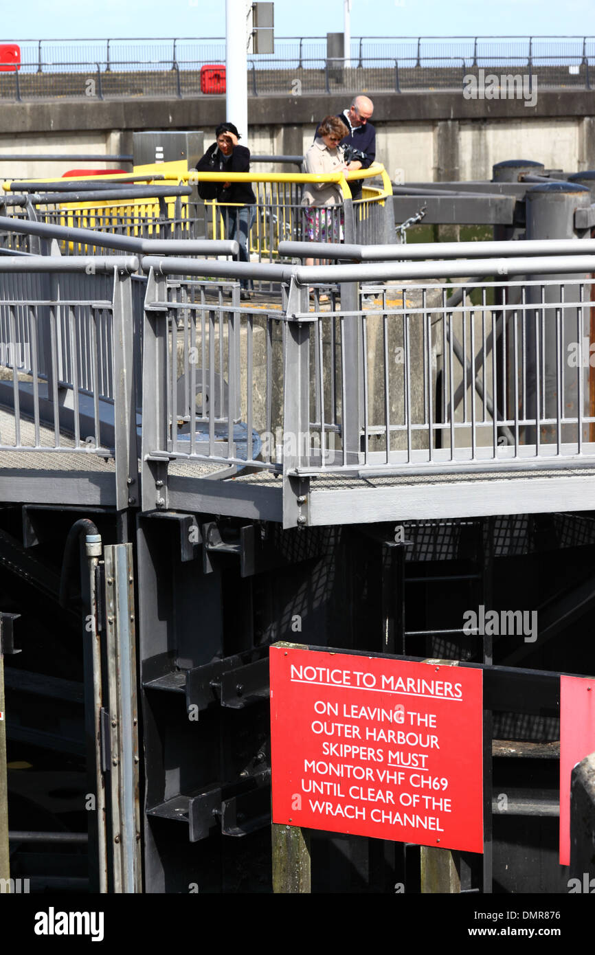 Avis aux capitaines de bateau en leur disant de surveiller VHF CH69 jusqu'à l'écart des canaux Wrach, Cardiff Bay Barrage , Cardiff, Pays de Galles, Royaume-Uni Banque D'Images