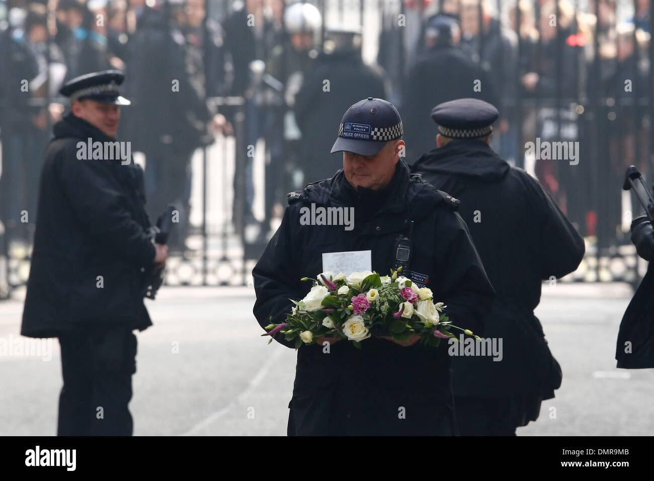 Un policier livre un hommage floral pour l'ancien premier ministre Margaret Thatcher Banque D'Images