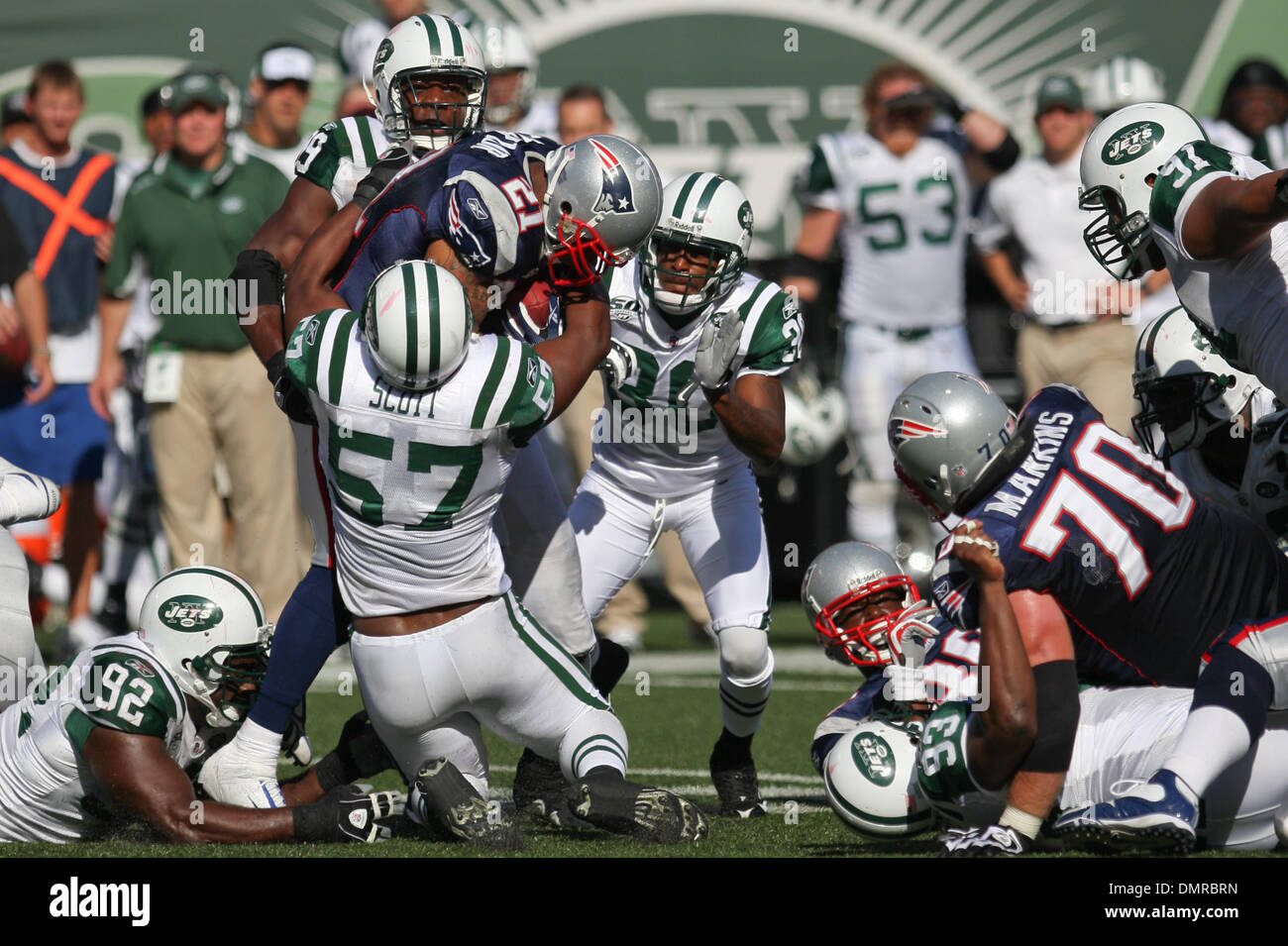 20 Septembre 2009 : New England Patriots # 23 Exécution de retour Fred Taylor est tiré vers le bas par New York Jets # 57 Bart Scott. Les Jets de New York a battu les New England Patriots 16-9 au Giants Stadium à Rutherford, New Jersey. (Crédit Image : © Anthony Gruppuso/ZUMApress.com) Southcreek/mondial Banque D'Images