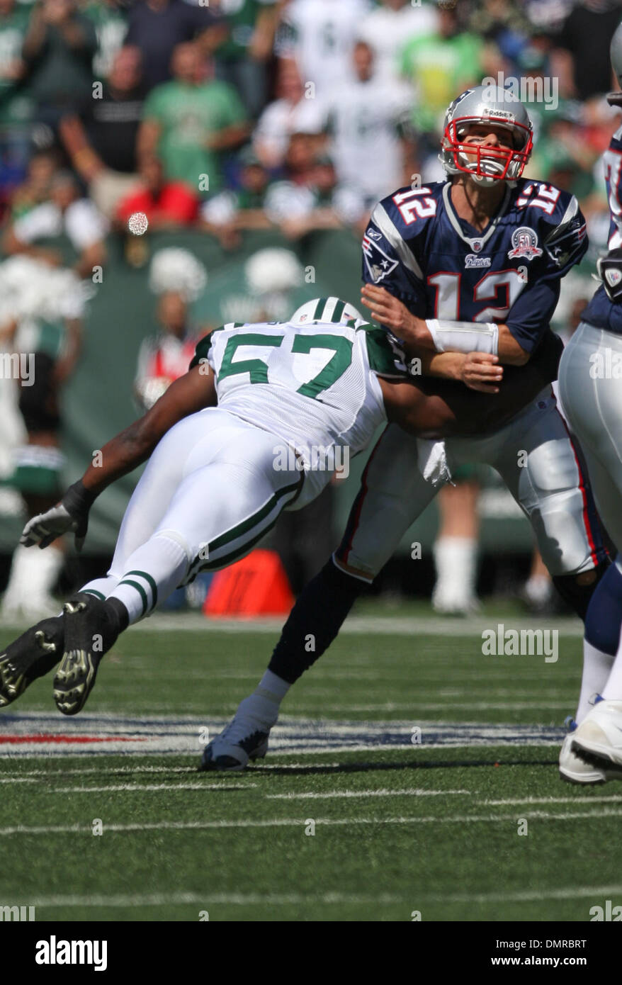 20 Septembre 2009 : New England Patriots # 12 Quarterback Tom Brady est touché par des jets de New York # 57 secondeur Bart Scott. . Les Jets de New York a battu les New England Patriots 16-9 au Giants Stadium à Rutherford, New Jersey. (Crédit Image : © Anthony Gruppuso/ZUMApress.com) Southcreek/mondial Banque D'Images
