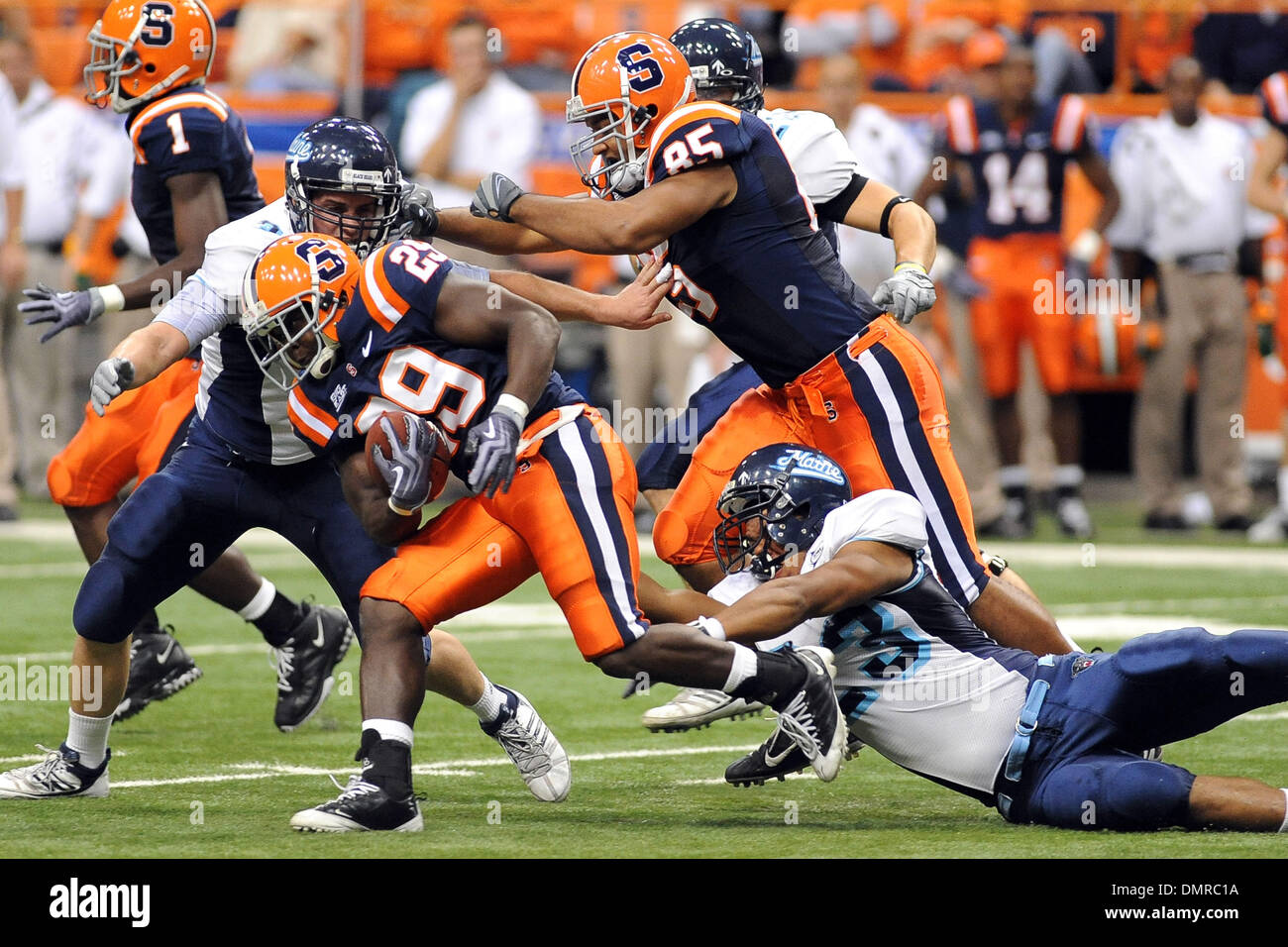 L'exécution de Syracuse retour Serge Thériault Bailey (29) tente de briser l'attaquer du Maine arrière défensif Brandon McLaughlin à la ligne de mêlée au deuxième trimestre de l'Orange de Syracuse 41-24 Samedi gagner sur le Maine de l'ours noir au Carrier Dome à Syracuse NY (crédit Image : © Michael Johnson/ZUMApress.com) Southcreek/mondial Banque D'Images