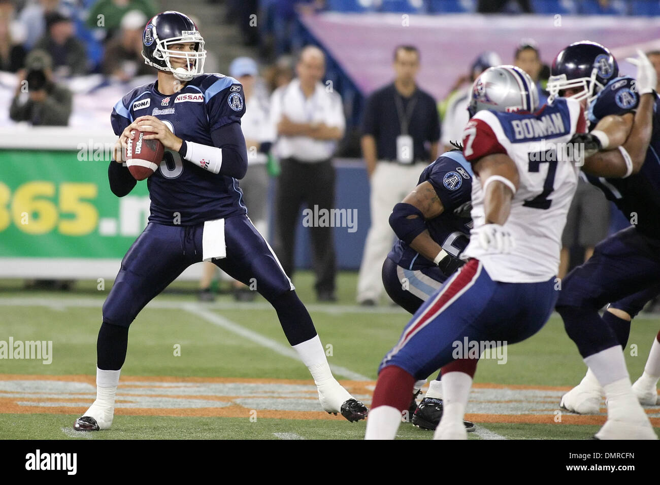 Le quart-arrière des Argonauts de Toronto, Cody Pickett se jette contre les Alouettes de Montréal au Centre Rogers à Toronto, ON. Les Alouettes ont battu les Argonauts 27-8. (Crédit Image : © Anson Hung/global/ZUMApress.com) Southcreek Banque D'Images