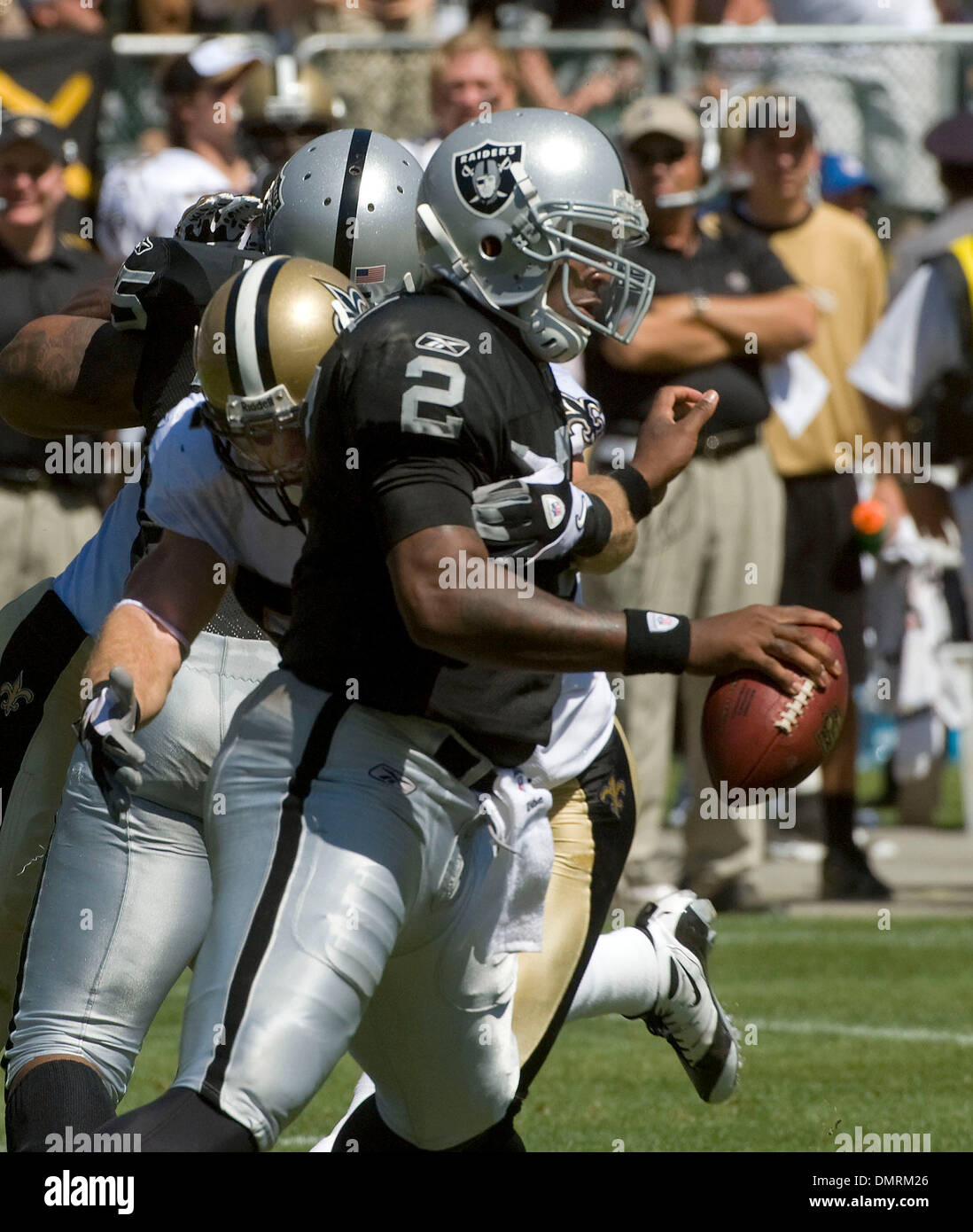 29 août 2009 - Oakland, Californie, États-Unis - Oakland Raiders vs New Orleans Saints au Oakland-Alameda County Coliseum Samedi, Août 29, 2009, Oakland Raiders quarterback JaMarcus Russell # 2 est saccagée par les saints de la défense. (Crédit Image : © Al/ZUMApress.com) Golub Banque D'Images