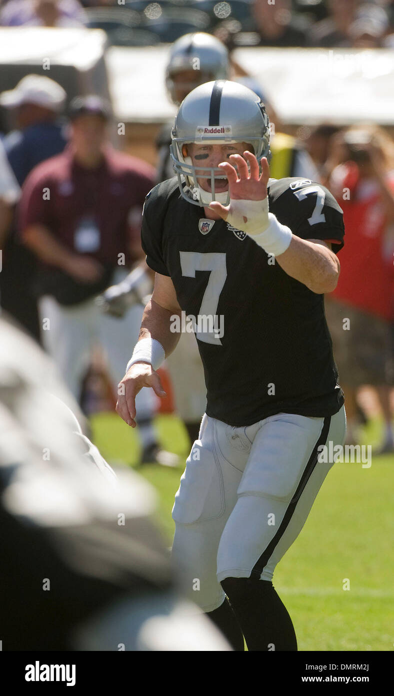 29 août 2009 - Oakland, Californie, États-Unis - Oakland Raiders vs New Orleans Saints au Oakland-Alameda County Coliseum Samedi, Août 29, 2009, Oakland Raiders quarterback Jeff Garcia # 7 faire appel à la ligne sonore. (Crédit Image : © Al/ZUMApress.com) Golub Banque D'Images