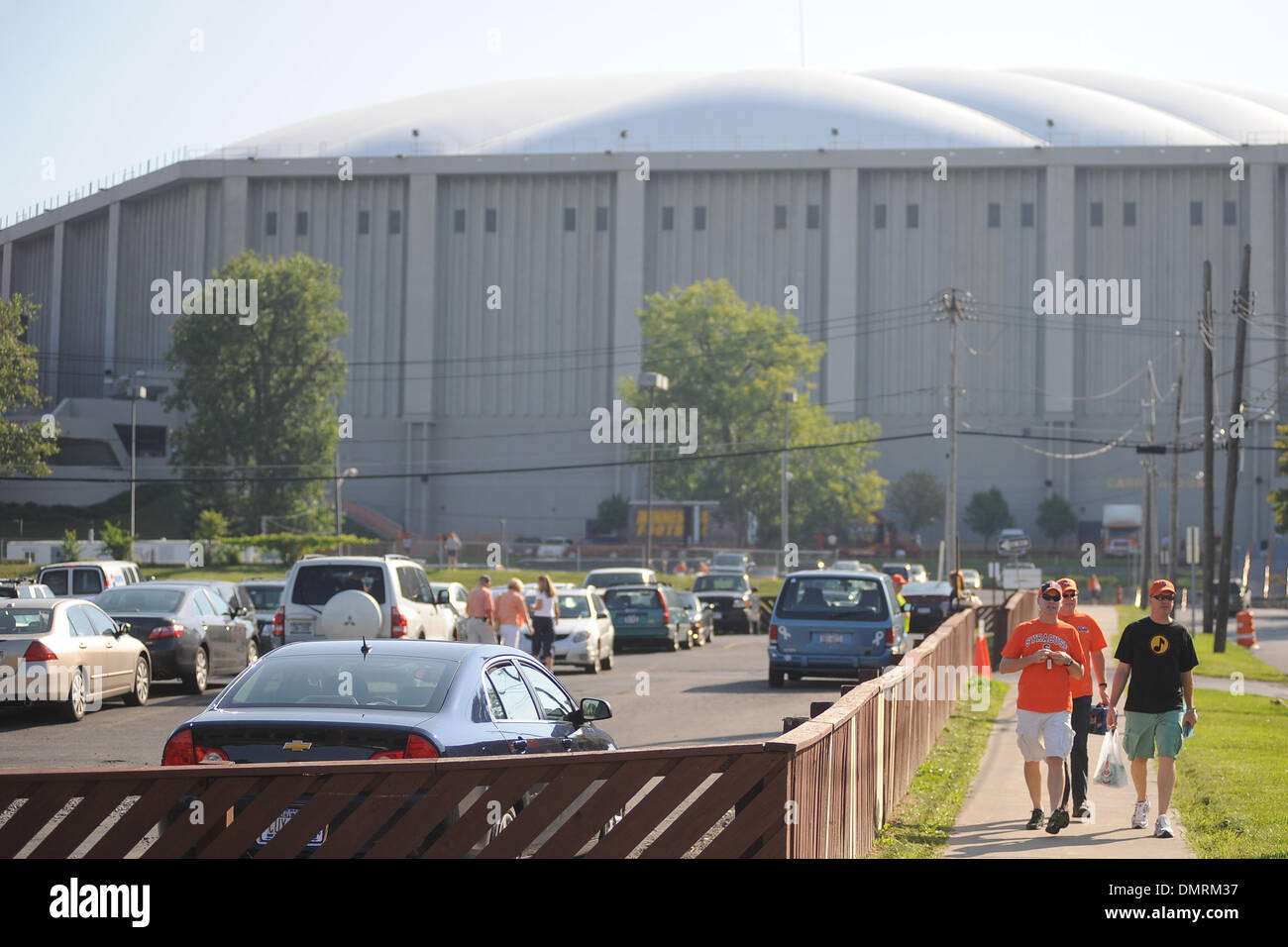 Fans de marche d'un parti d'avant-match avant la saison du samedi au Carrier Dome comme l'Orange de Syracuse se préparent à la bataille de visiter Minnesota Golden Gophers à Syracuse NY (crédit Image : © Michael Johnson/ZUMApress.com) Southcreek/mondial Banque D'Images