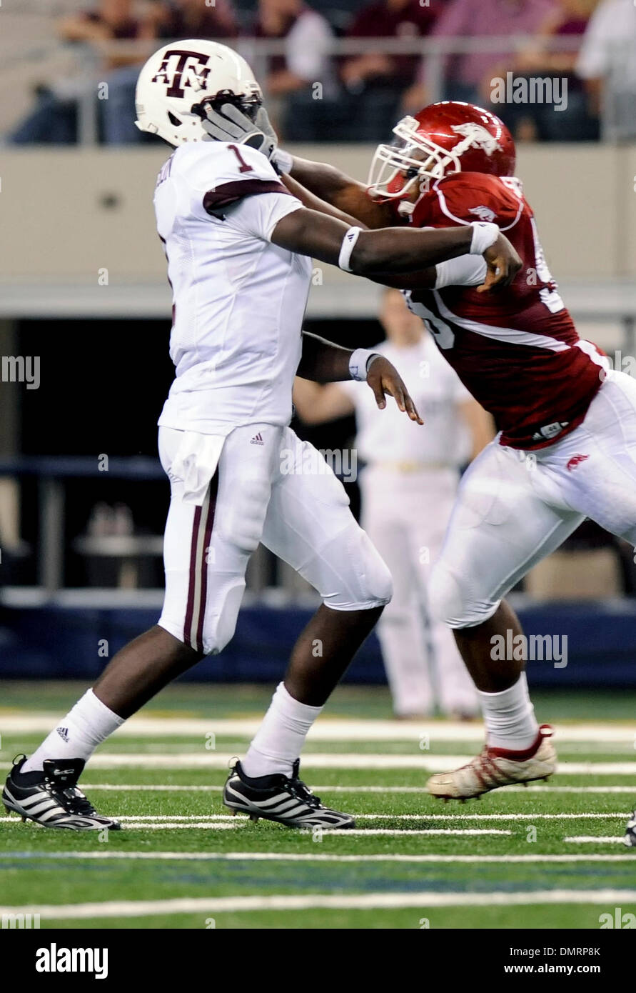 2009 inaugurale classique sud-ouest entre l'Arkansas et Craftsman aspirateur avale la Texas A&M Aggies comme l'Hawgs croisière à 47-19. Razorback LB Austin Moss obtient une rugosité uncessary contre QB Jarrod Johnson. (Crédit Image : © Steven Leija/global/ZUMApress.com) Southcreek Banque D'Images